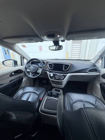 2017 Chrysler Pacifica Touring-L Plus
