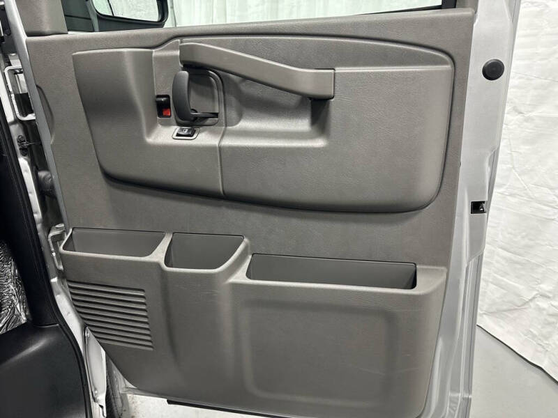 2025 Chevrolet Express LT 3500