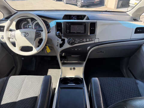 2013 Toyota Sienna SE 8-Passenger