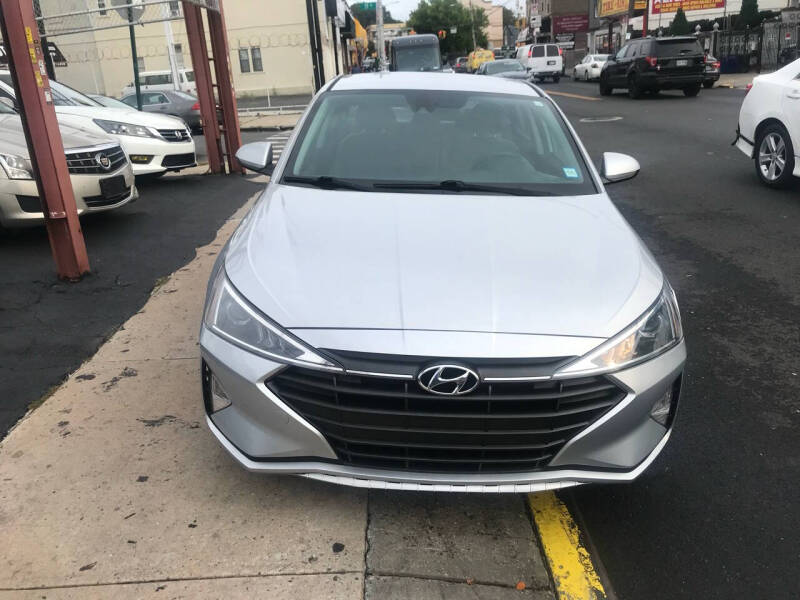 2019 Hyundai Elantra SEL photo 3