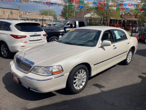 2006 Lincoln Town Car for sale at RON'S AUTO SALES INC in Cicero IL