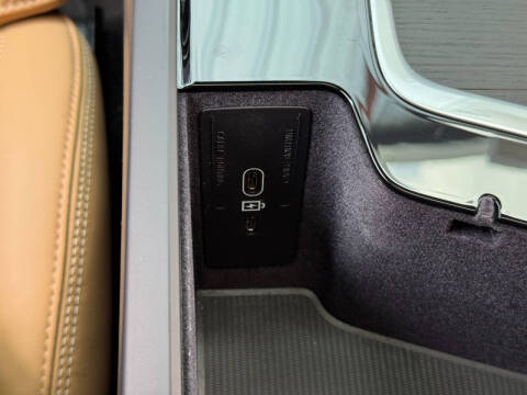 2024 Volvo XC90 Recharge T8 Ultimate Bright Theme 7P
