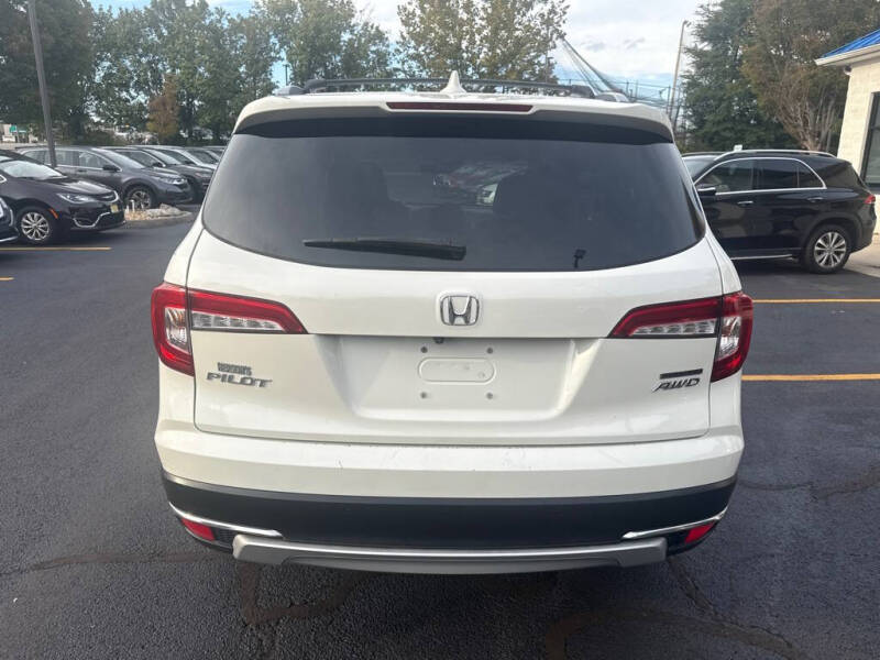 2019 Honda Pilot Touring w/Rear Captain's Chairs