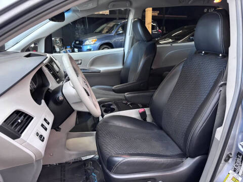 2013 Toyota Sienna SE 8-Passenger