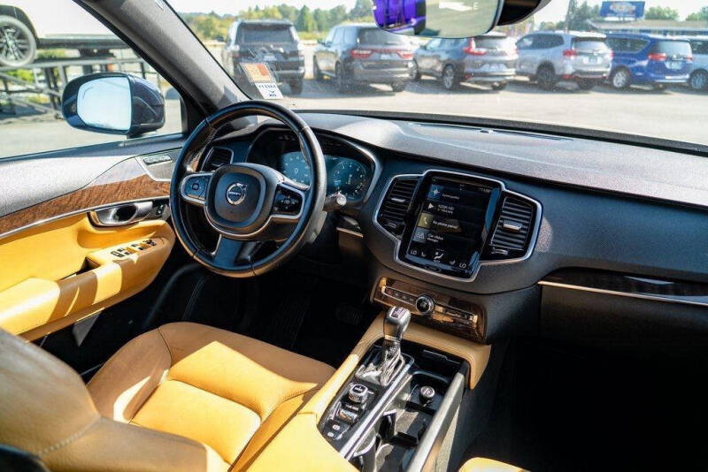 2017 Volvo XC90 T6 Momentum