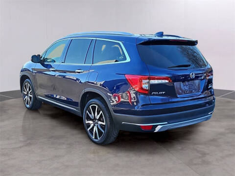 2022 Honda Pilot Touring w/Rear Captain's Chairs