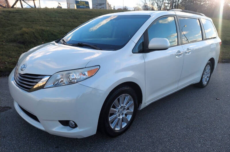 2015 Toyota Sienna XLE's photo