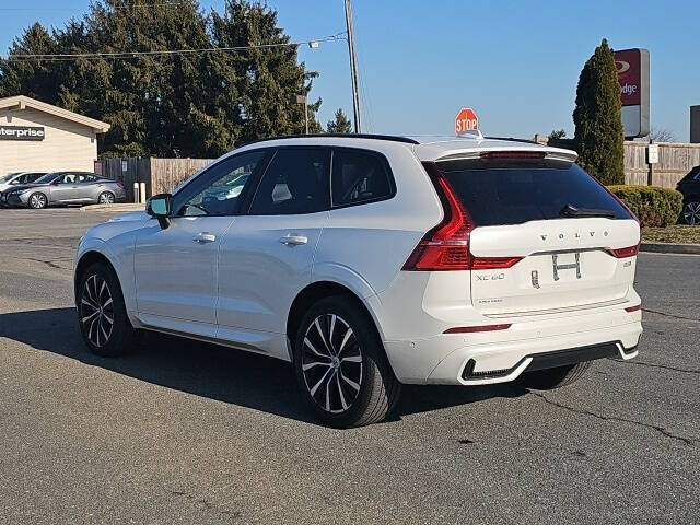 2024 Volvo XC60 B5 Ultimate Dark Theme