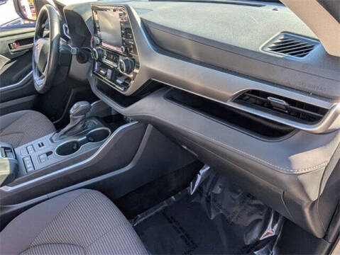 2022 Toyota Highlander LE