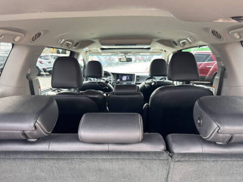 2017 Toyota Sienna SE Premium 8-Passenger