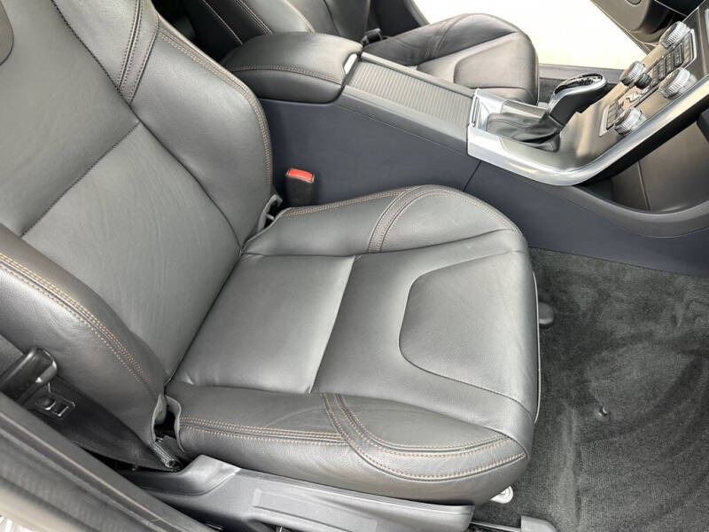 2016 Volvo V60 Cross Country T5 Platinum