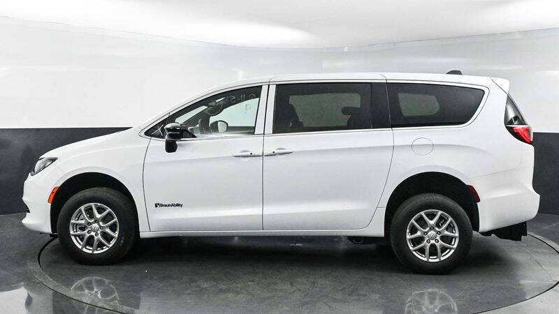 2025 Chrysler Voyager LX