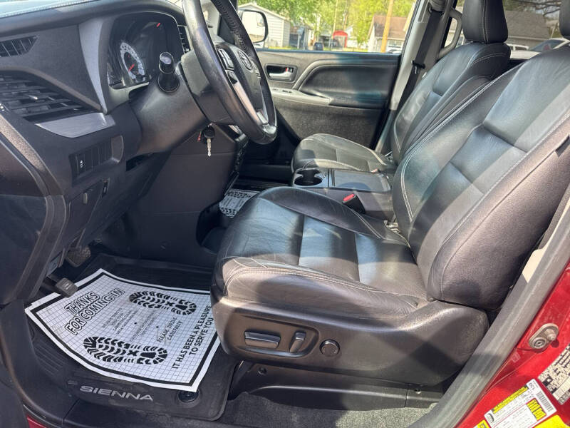 2017 Toyota Sienna SE Premium 8-Passenger