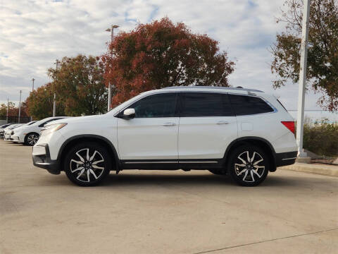 2021 Honda Pilot Touring w/Rear Captain's Chairs