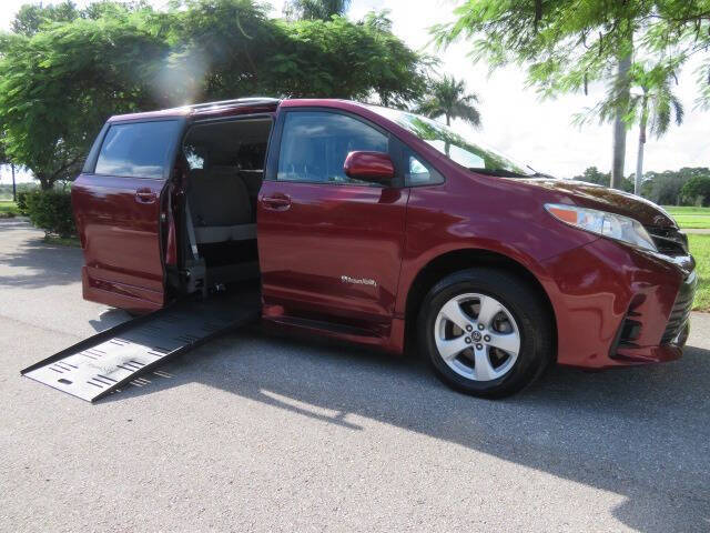 2020 Toyota Sienna LE Mobility 7-Passenger