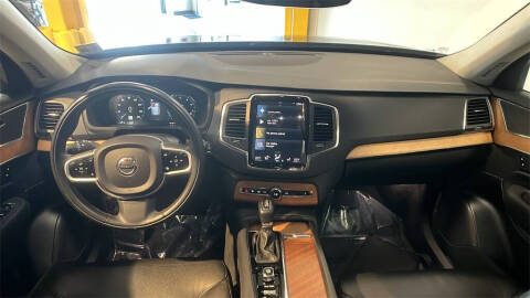2021 Volvo XC90 T6 Momentum 6-Passenger