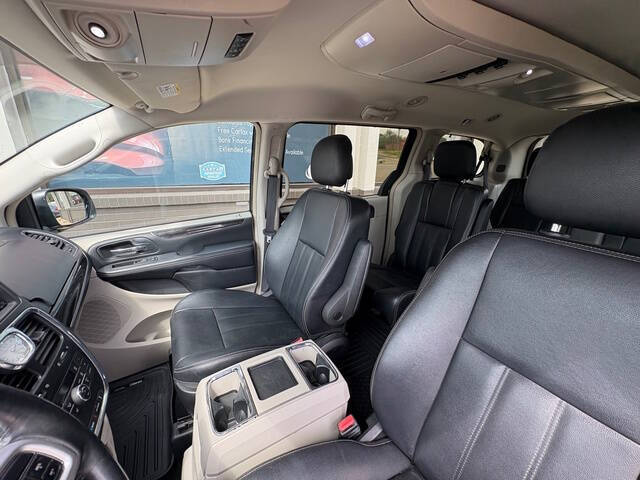 2016 Chrysler Town and Country Touring