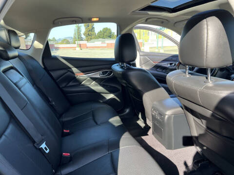 2015 Infiniti Q70 3.7