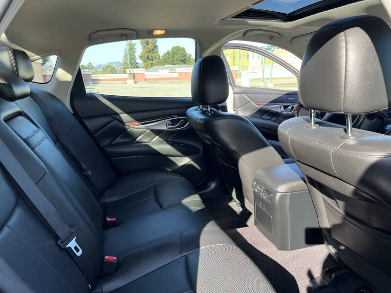 2015 Infiniti Q70 3.7