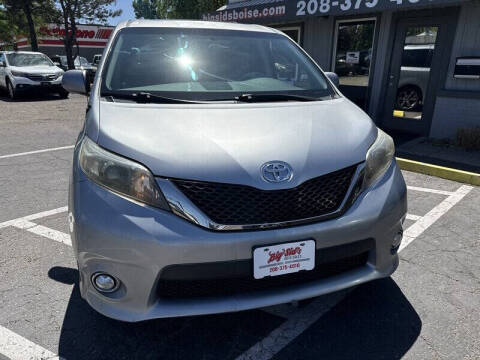 2011 Toyota Sienna SE 8-Passenger