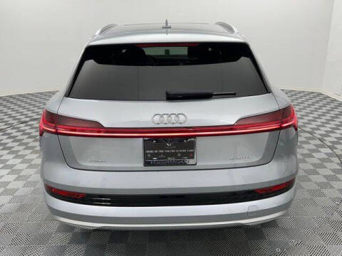 2022 Audi e-tron quattro Premium