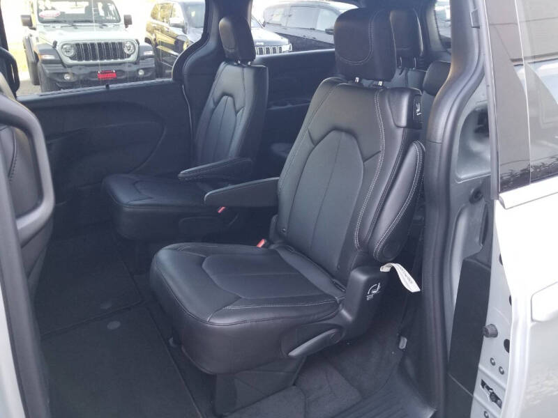 2026 Chrysler Voyager LX