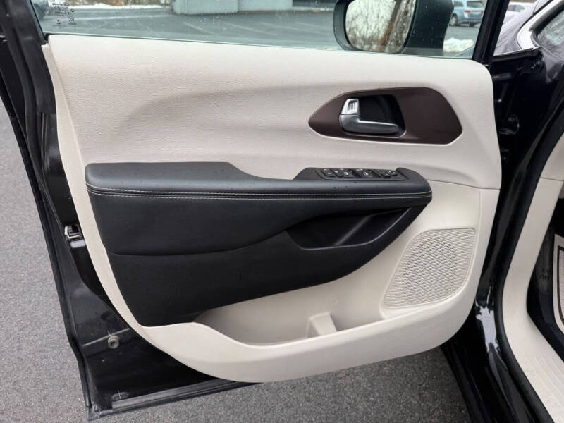 2021 Chrysler Voyager L