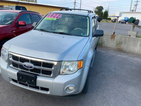 2008 Ford Escape for sale at BELOW BOOK AUTO SALES in Idaho Falls ID