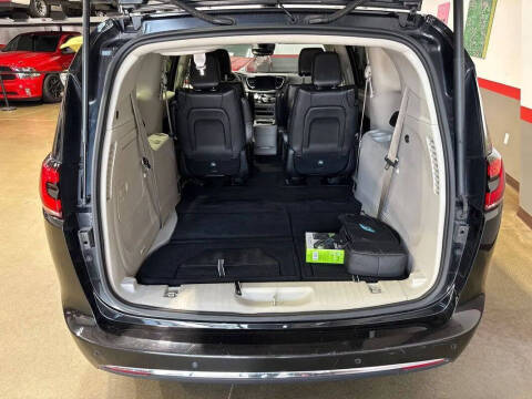 2024 Chrysler Pacifica Plug-In Hybrid Select
