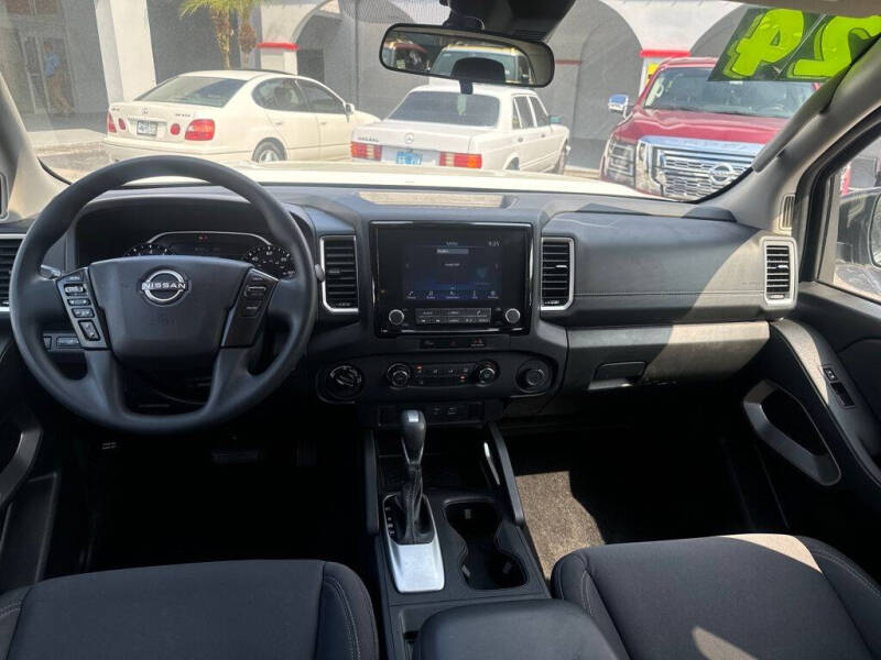 2024 Nissan Frontier SV