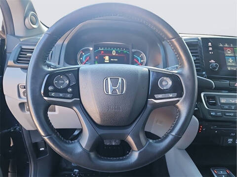 2022 Honda Pilot Touring w/Rear Captain's Chairs