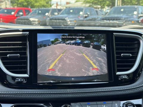 2027 Chrysler Pacifica Select