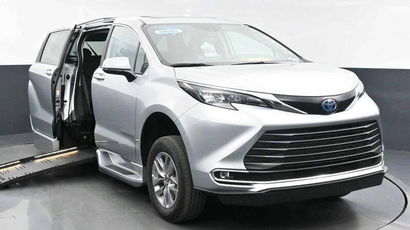 2024 Toyota Sienna XLE's photo