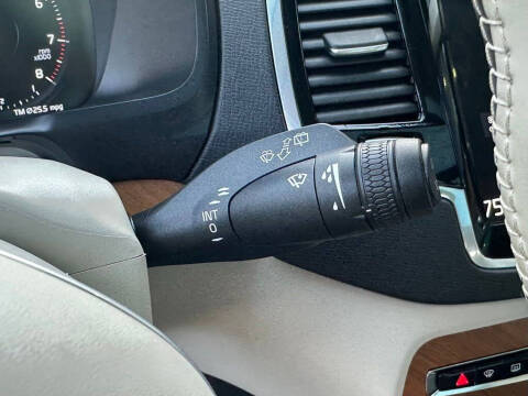 2022 Volvo XC90 T6 Momentum 7-Passenger