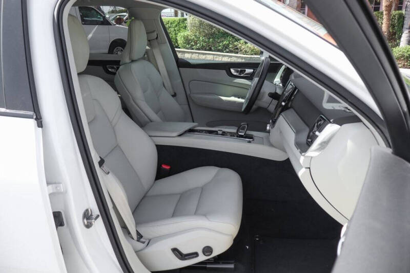 2024 Volvo XC60 B5 Core Dark Theme