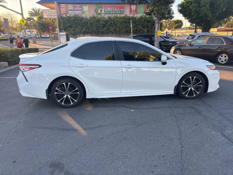 2020 Toyota Camry Hybrid SE