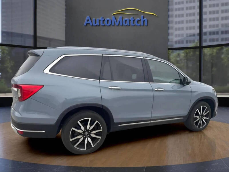 2022 Honda Pilot Touring w/Rear Captain's Chairs