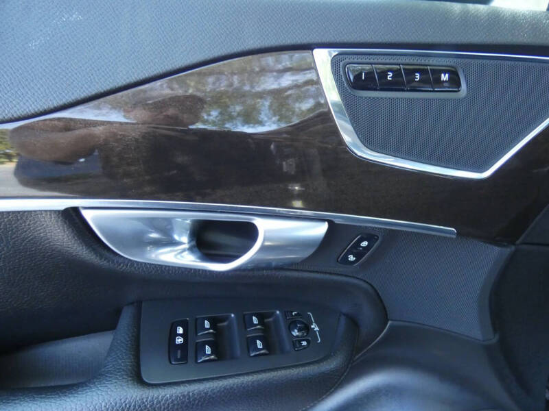 2018 Volvo XC90 T6 Momentum