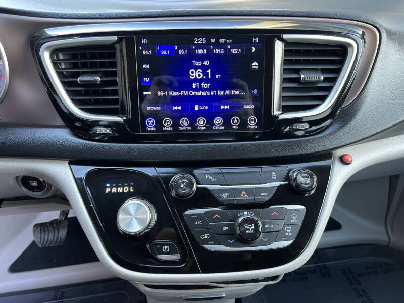 2017 Chrysler Pacifica Touring-L