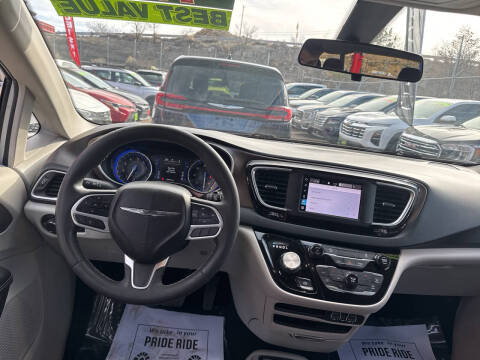 2022 Chrysler Voyager LX