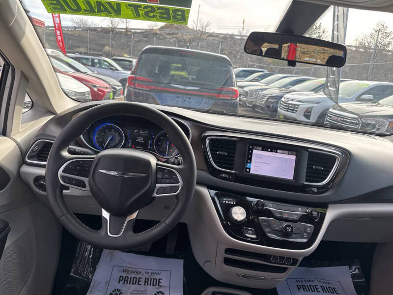 2022 Chrysler Voyager LX