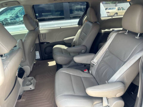 2017 Toyota Sienna XLE 7-Passenger Auto Access Seat