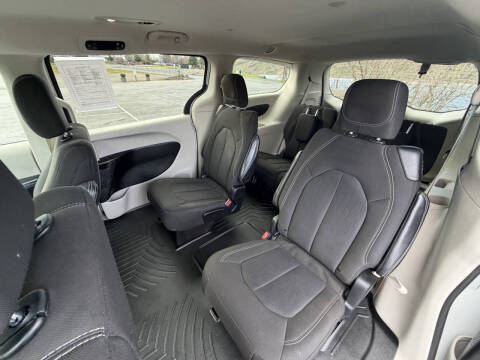 2022 Chrysler Voyager LX