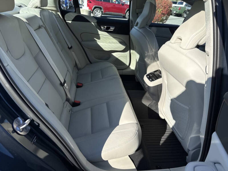 2024 Volvo S60 B5 Ultimate Dark Theme