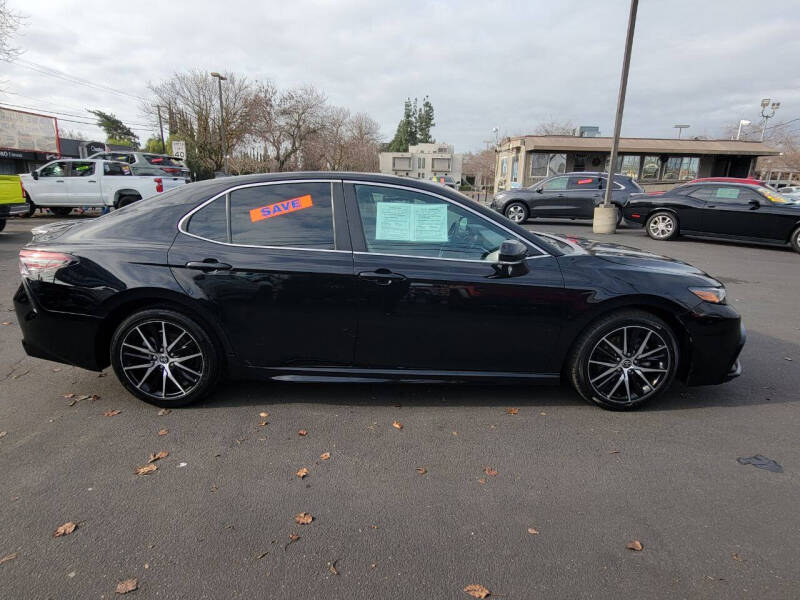 2022 Toyota Camry SE photo 7