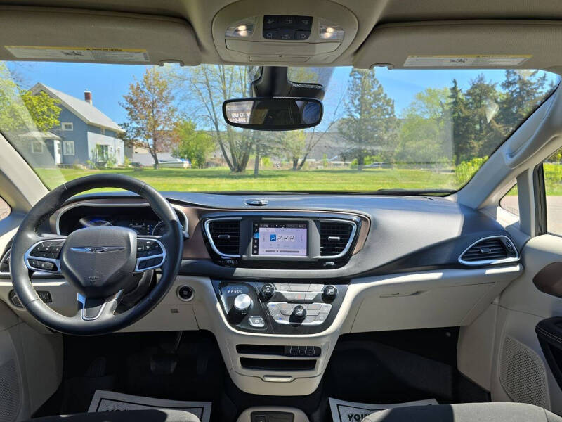 2024 Chrysler Voyager LX