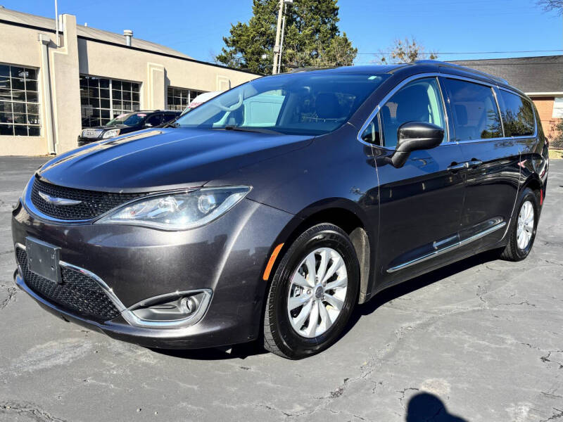 2018 Chrysler Pacifica Touring L's photo