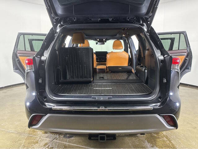 2022 Toyota Highlander Hybrid Platinum