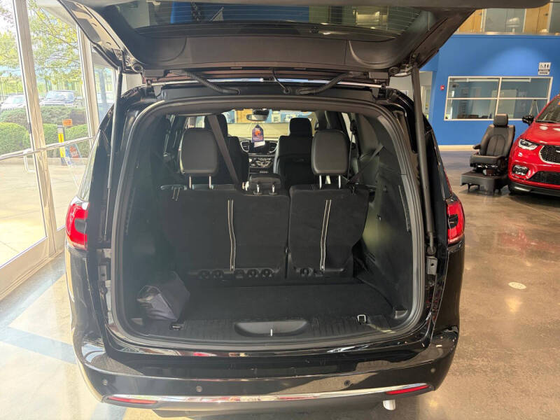 2025 Chrysler Pacifica Select