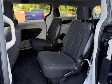 2022 Chrysler Voyager LX